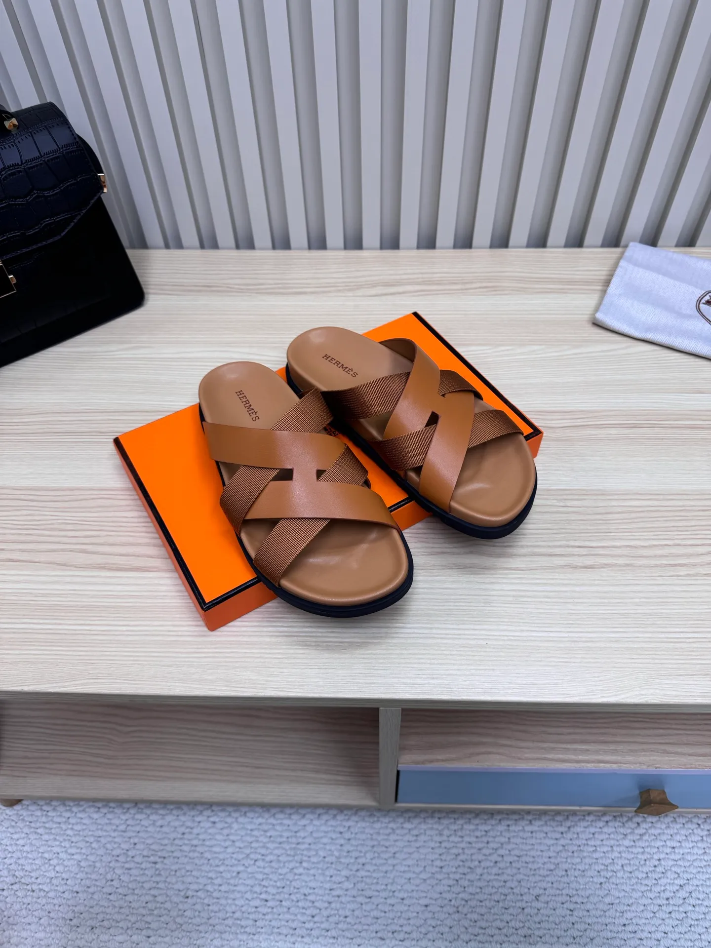 👟👟Ex-factory price 502👟👟 (Top version) Hermes 🐎The extremely popular couple's second uncle slippers/the latest snake print sandals and slippers, paired with various colorful socks, so trendy!  ———————— Upper: imported cowhide/sheep leather/cloth/palmprint leather lining: imported cowhide/sheepskin outsole: Tpu non-slip and wear-resistant outsole Female size: 35-42 (40.41.42 non-returnable and non-exchangeable) Male code: 39-45 (45 non-returnable and non-exchangeable)